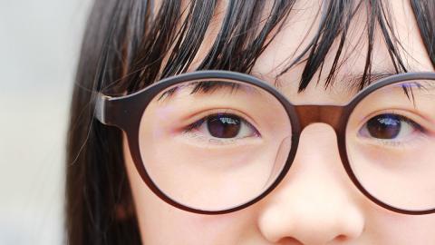 Mädchen mit Brille