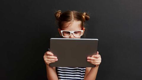 OHI Live Digitalisierung junges Mädchen mit Brille schaut etwas auf dem Tablet an