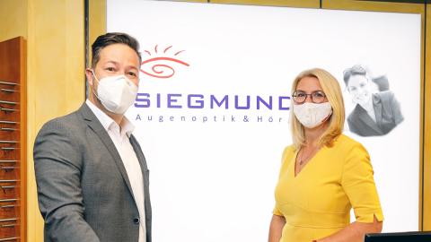 Patric Poggenpohl, Regional Sales Manager von CooperVision, und Sabine Siegmund, Inhaberin von „Siegmund Augenoptik & Hörakustik“ in Pattensen.