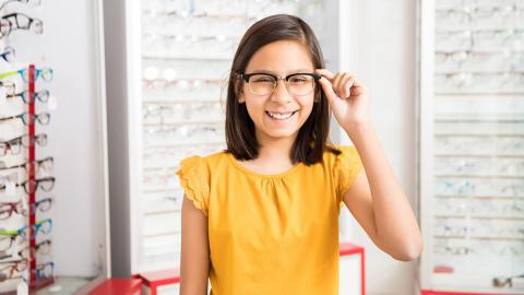 Mädchen mit Brille im Fachgeschäft