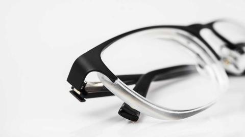 schwarze Nylor Brillenfassung mit hohen Dioptrien im Brillenglas