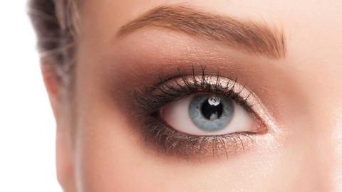 Auge mit blauer Iris