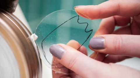 Azubi schleift Glas auf Form für Brille