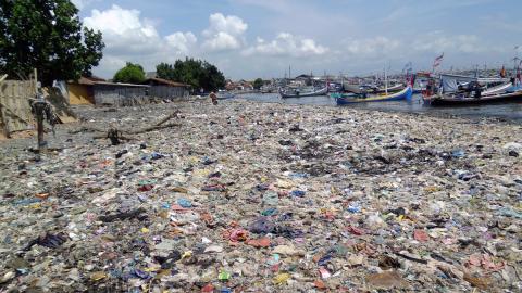 Plastikmüll am Strand von Muncar in Indonesien.