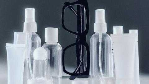 Brille zwichen Plastikflaschen