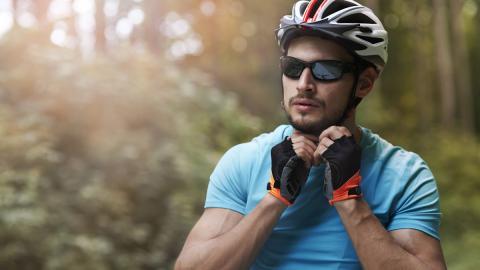 Fahrradfahrer mit Sonnenbrille und Helm