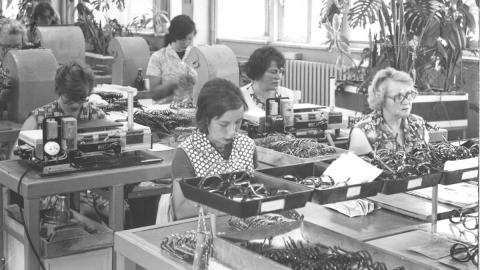 Frauen in Brillenfabrik