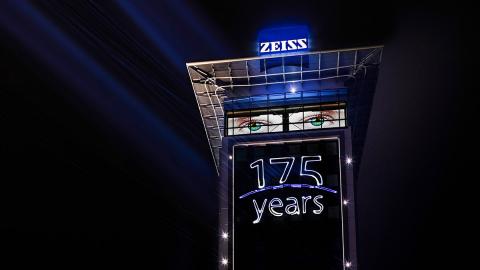 Das beleuchtete Zeiss Headquarter in Jena während der Festwoche.