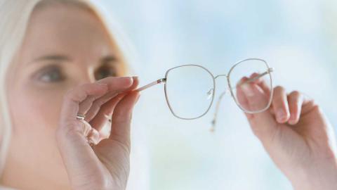 Frau schaut durch Brillengläser