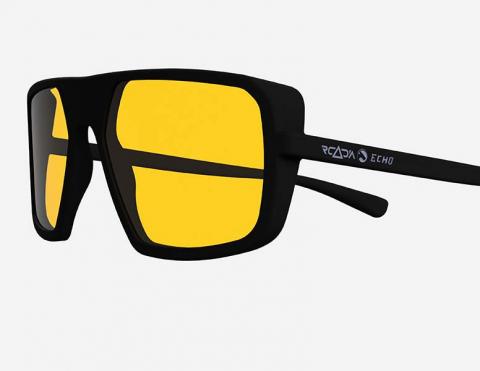 Eine große Brille mit gelben Gläsern