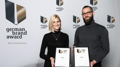 Annika Sommer und Marco Hering, Marketing bei der Lunor AG nehmen den German Brand Award 2022 entgegen.