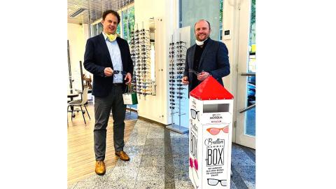 Übergabe einer Brillenspende im Geschäft von Brillen-Mosqua in Ludwigsburg