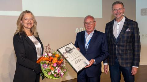 Dieter Großwinkelmann erhält eine Auszeichnung