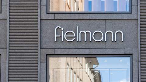 Fielmann Logo auf einer Hauswand