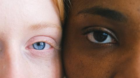 zwei Mädchen mit unterschiedlichen Haut- und Augenfarben