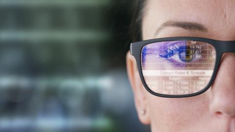 Nahaufnahme einer Datenbrille auf dem Gesicht einer Frau