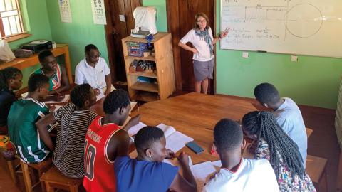 Martina Sappelt beim Unterricht mit den ersten ugandischen Absolventen