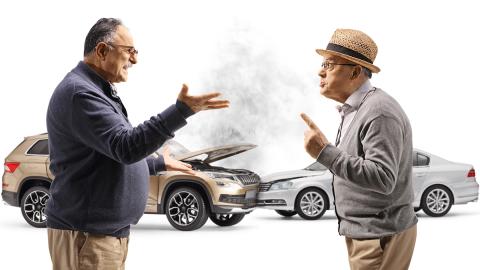 Senioren diskutieren nach einem Autounfall