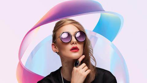 Ein Model mit lila Sonnenbrillengläsern der Linie Fashion