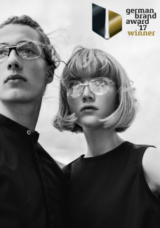 Zwei Models mit Brillen und dem Award-Logo