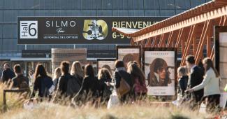 Besucher strömen in die Ausstellungshallen der Silmo in Paris.