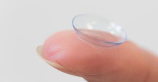Kontaktlinse auf dem Finger
