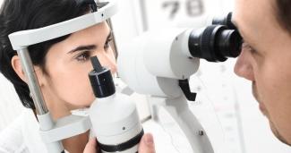 Optometrist untersucht Kunden
