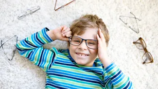 Junge mit Brille