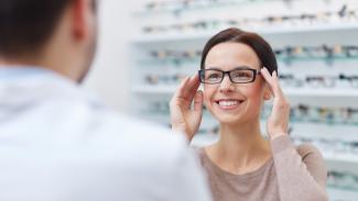Kundin beim Augenoptiker
