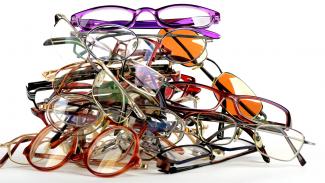 gebrauchte brillen auf einem Haufen