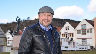 Martin Balke vor Häusern in Norwegen