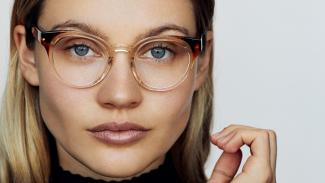 Modell trägt Ørgreen Optics Brille