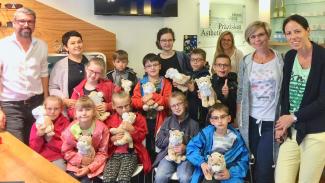 Augenoptiker von Mirabell Optik gemeinsam mit den Waisenkindern