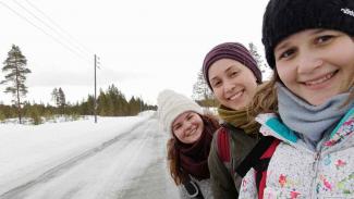 drei Mädels im Schnee in Finnlands Natur