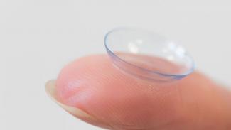 Kontaktlinse auf Fingerkuppe