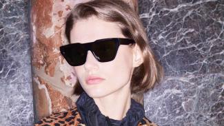 Model trägt eine Victoria Beckham Sonnenbrille
