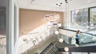 Treppenhaus mit Brillen