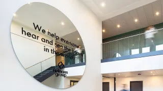 runder Spiegel mit Schriftzug