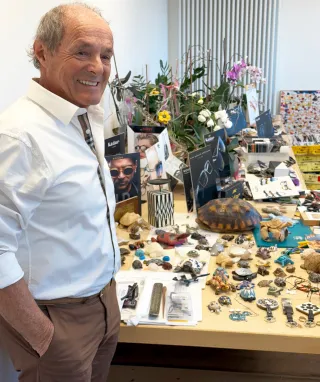 Herr präsentiert Schildkrötensammlung