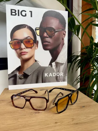 zwei Brillen vor einem Werbebanner