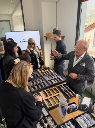 Menschen schauten sich Brillen an