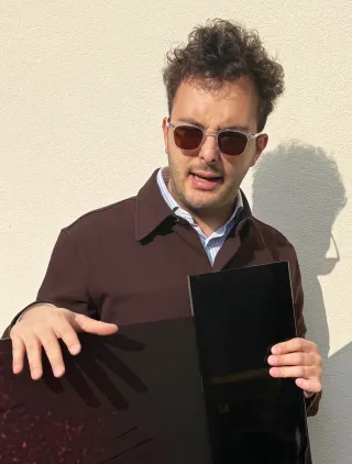 junger Mann zeigt Acetat-Platten