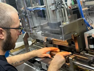 Mann arbeitet an Maschine