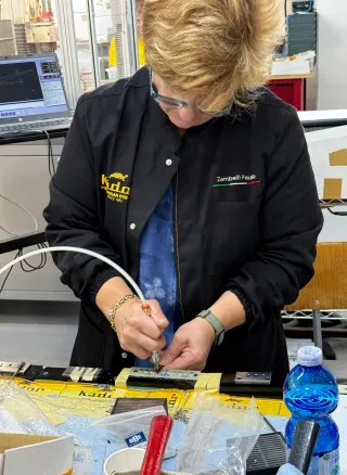 Frau bearbeitet eine Brille