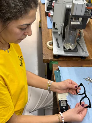 Frau begutachtet eine Brillenfassung