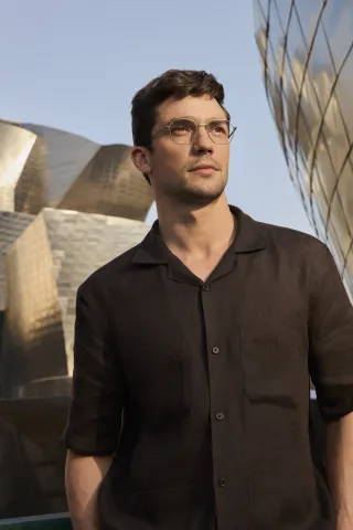 Mann mit Korrektionsbrille steht vor Guggenheim-Museum