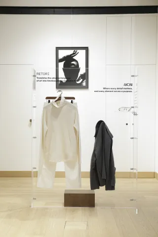 Showroom mit zwei Oberteilen