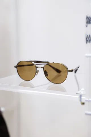 Akoni-Sonnenbrille in Auslage