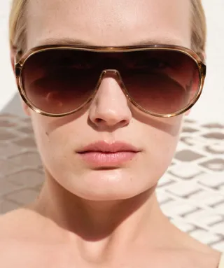 Portrait einer Frau mit Sonnenbrille