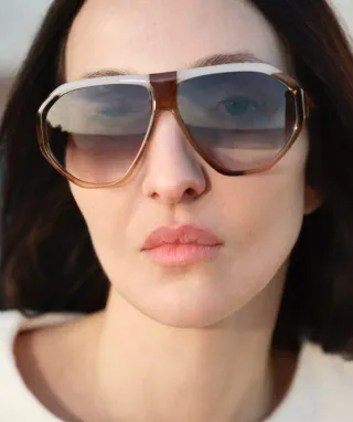 Portait einer Frau mit Sonnenbrille